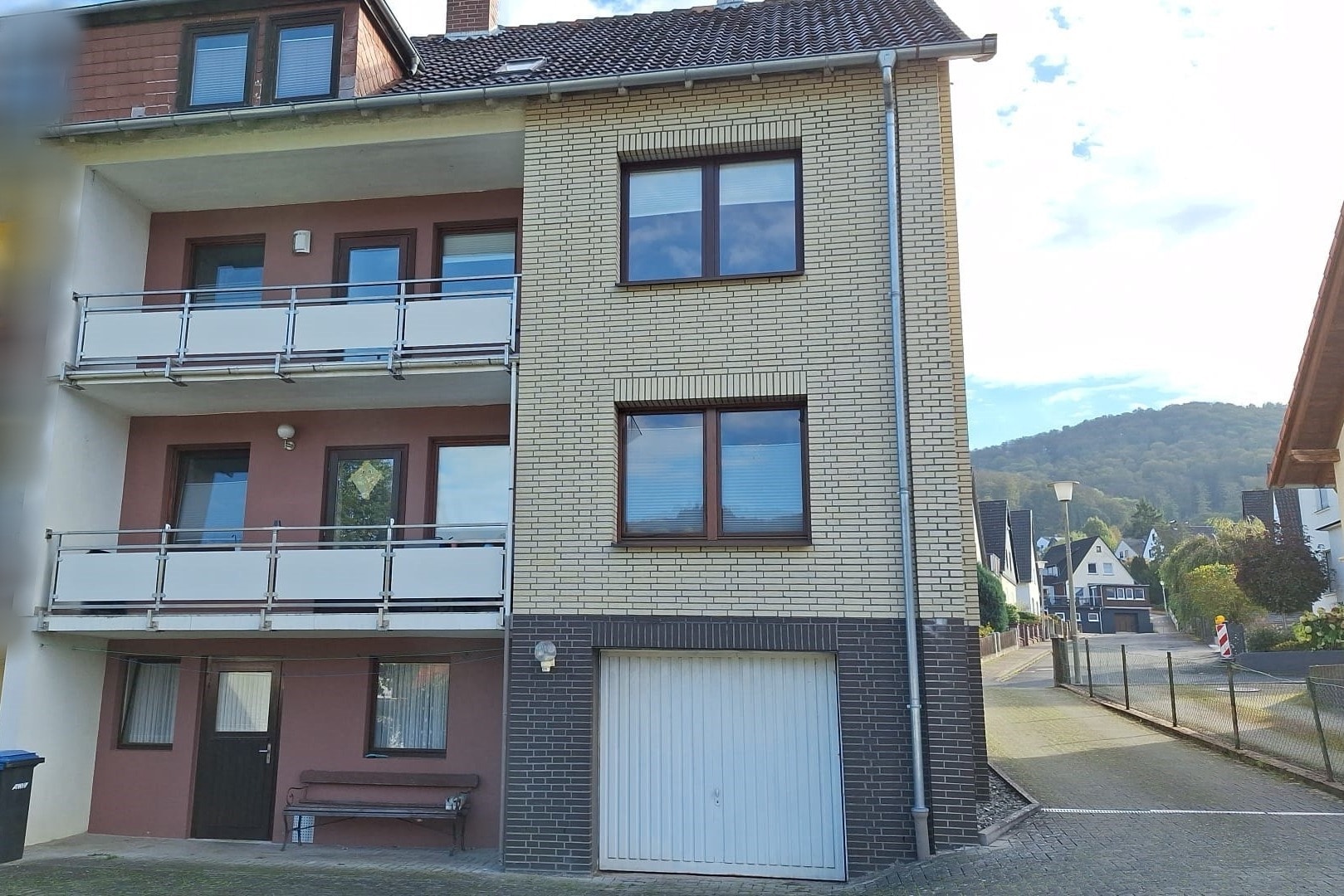 Bodenwerder! Lukrative Kapitalanlage mit drei Wohneinheiten und drei Garagen!